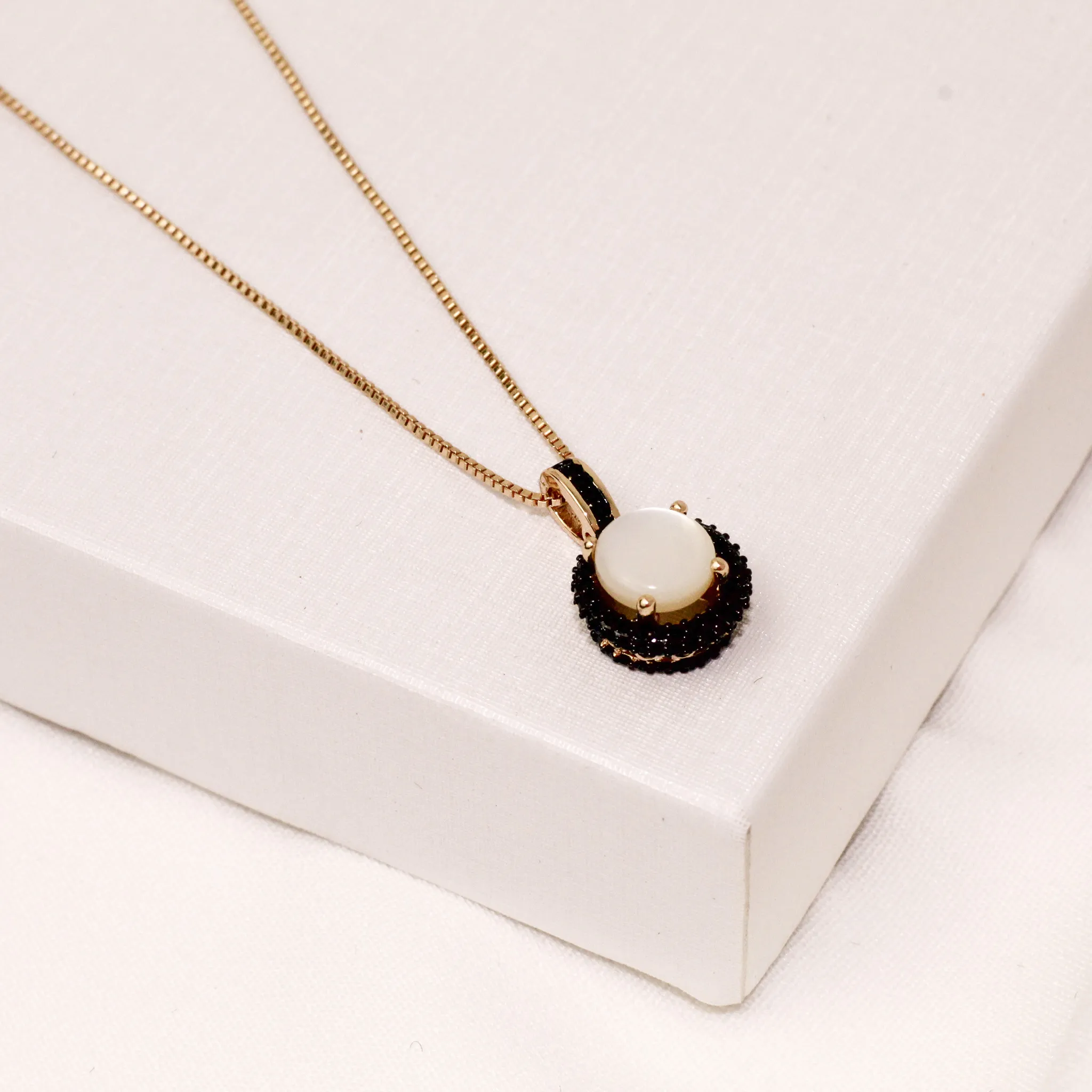 COLAR MADRE PÉROLA BANHO OURO 18K