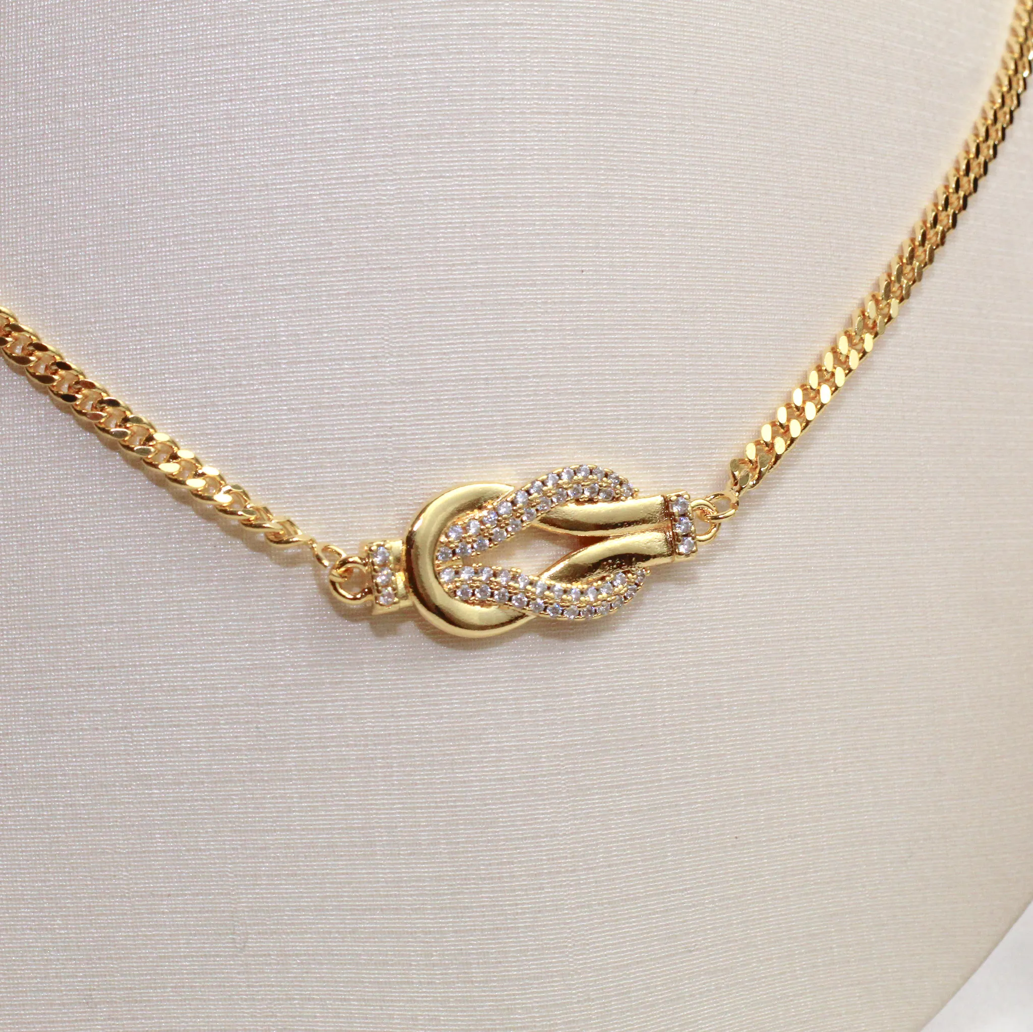 CONJUNTO NÓ LUXO FINO CRAVEJADO COM ZIRCÔNIAS CRISTAIS BANHO OURO 18K
