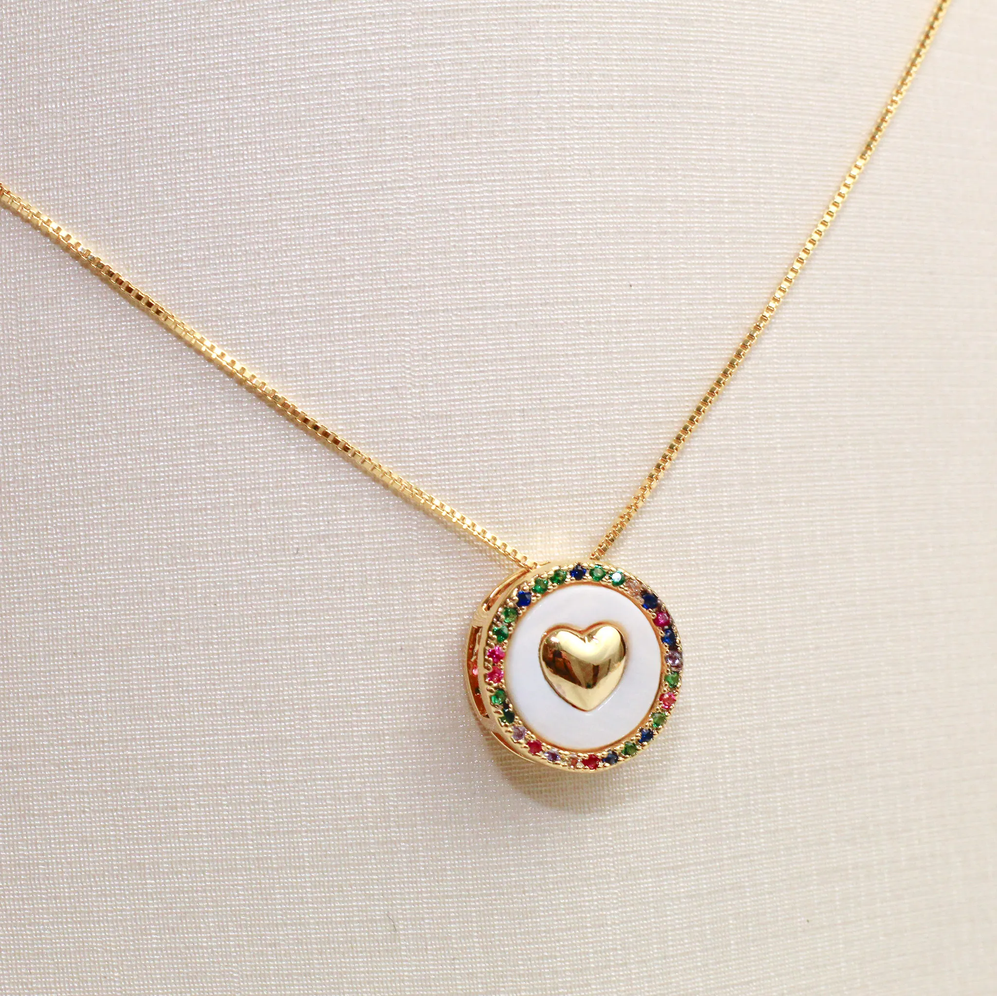 CONJUNTO CORAÇÃO MADE PÉROLA E ZIRCÔNIAS COLORIDAS BANHO OURO 18K