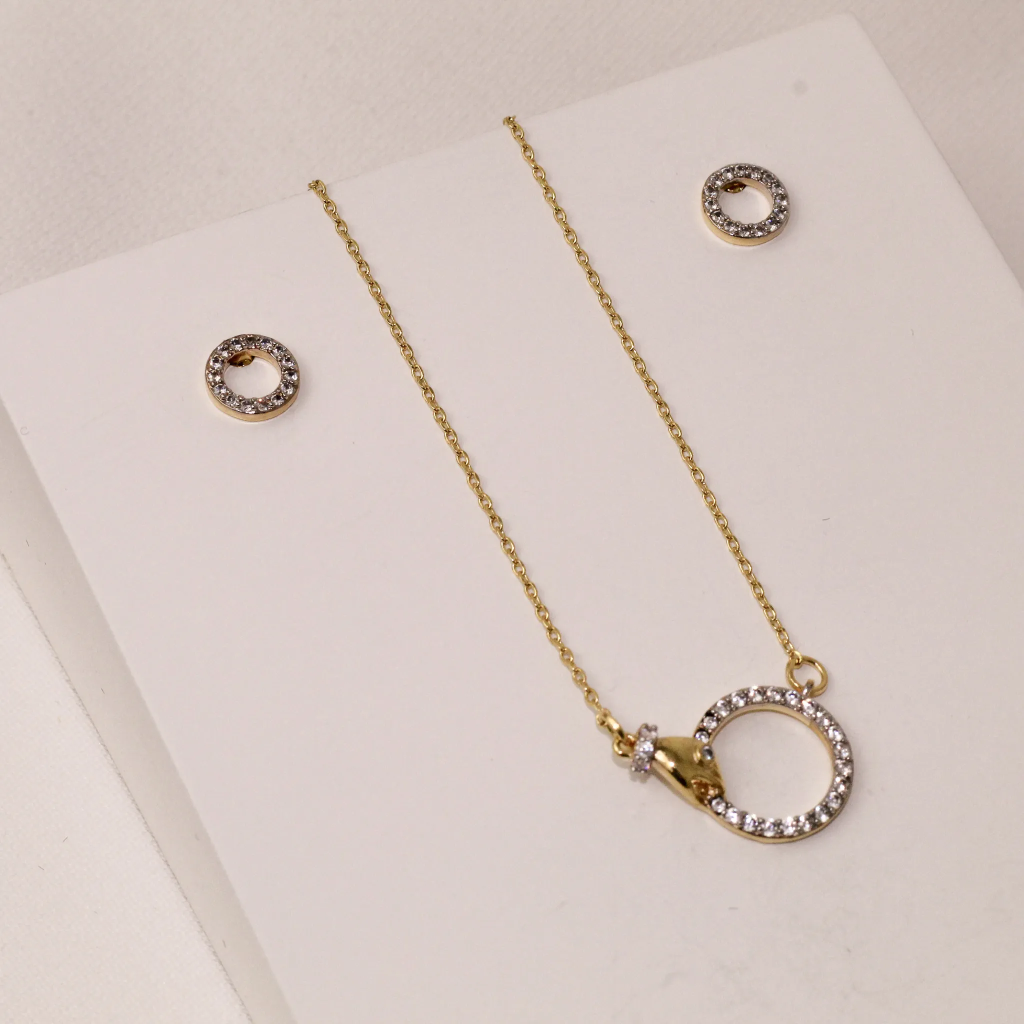 CONJUNTO CÍRCULO COM MÃOZINHA CRAVEJADO COM ZIRCÔNIAS BANHO OURO 18K