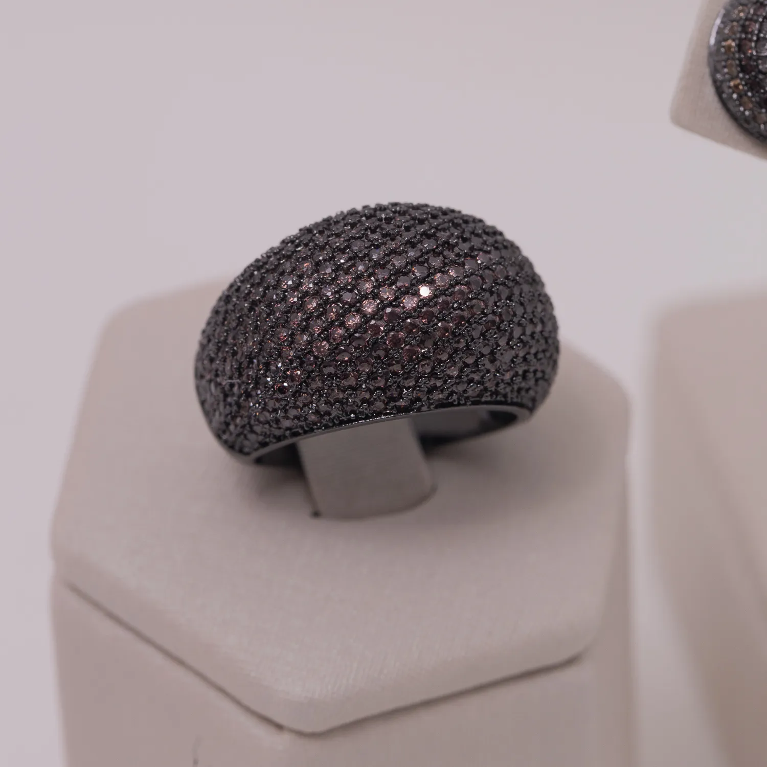 CONJUNTO BRINCO E ANEL CRAVEJADOS COM ZIRCÔNIAS BANHO RÓDIO NEGRO