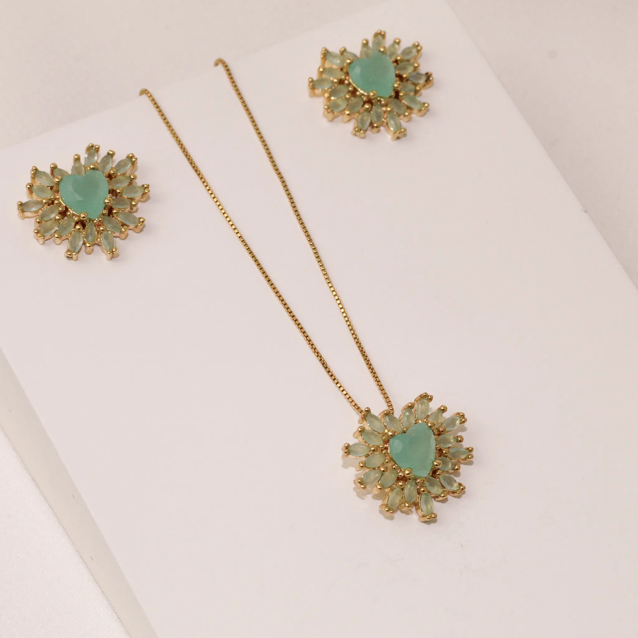 CONJUNTO CORAÇÃO CRAVEJADO COM ZIRCÔNIA LEITOSA VERDE TIFFANY BANHO OURO 18K