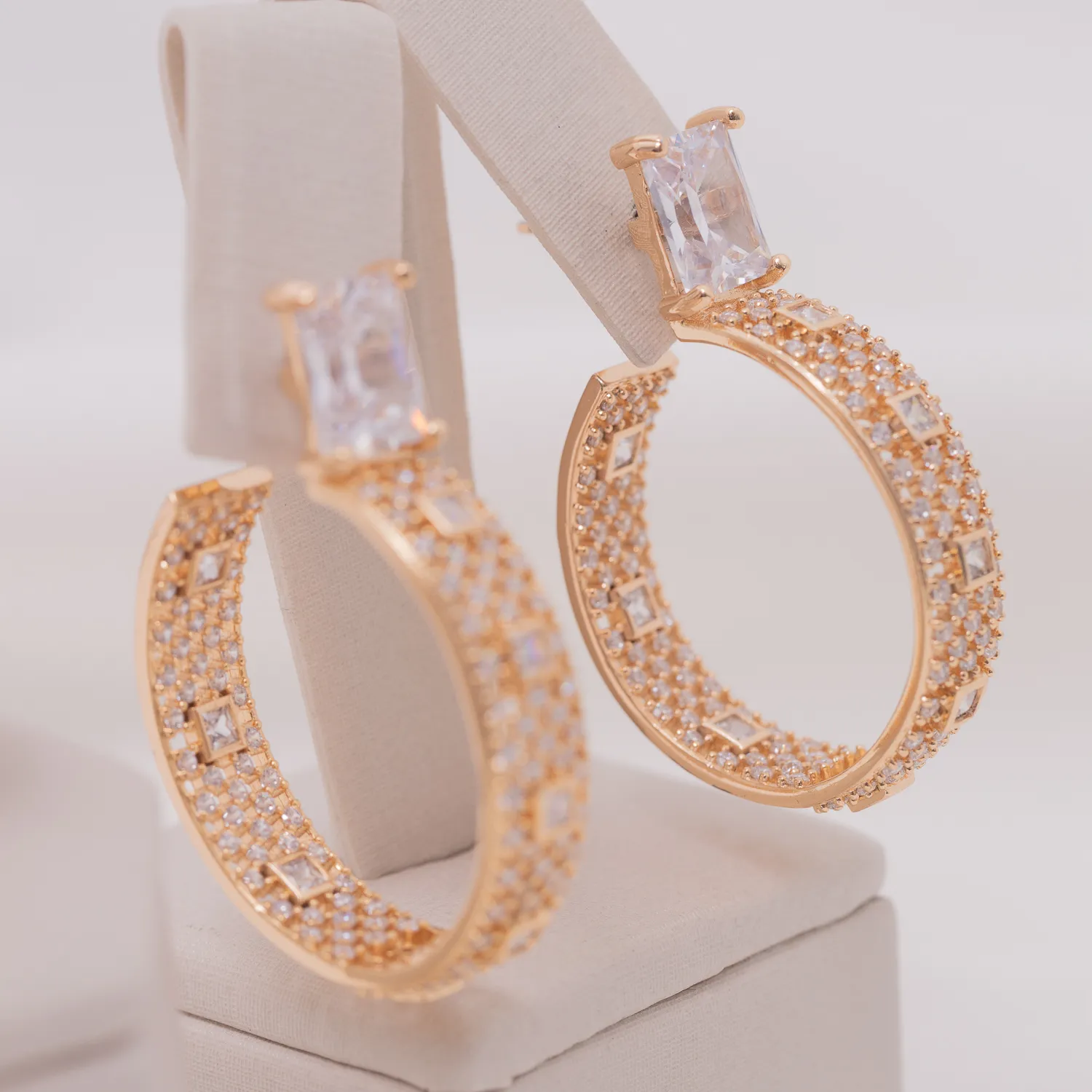 CONJUNTO ANEL E BRINCO CRAVEJADOS BANHO OURO 18K