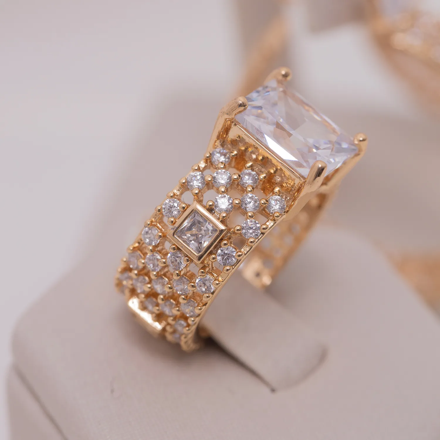CONJUNTO ANEL E BRINCO CRAVEJADOS BANHO OURO 18K