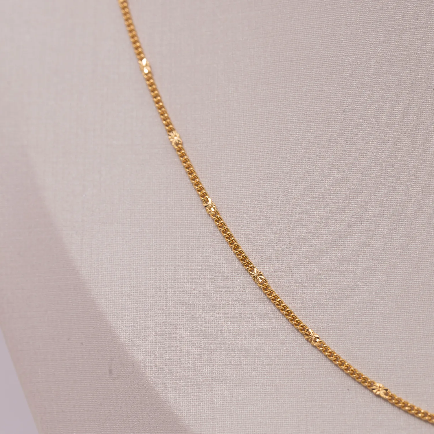 COLAR LONGO ELOS GRUMET E BOLINHAS DIAMANTADAS BANHO OURO 18K
