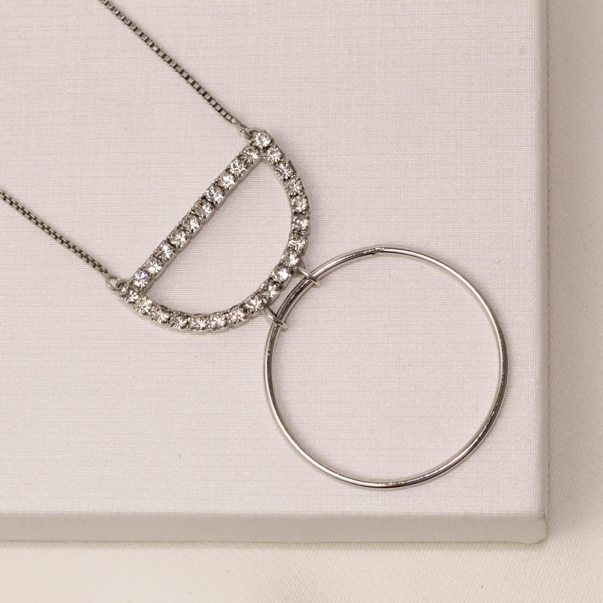 COLAR ARGOLA COM ZIRCÔNIA BANHO RÓDIO BRANCO