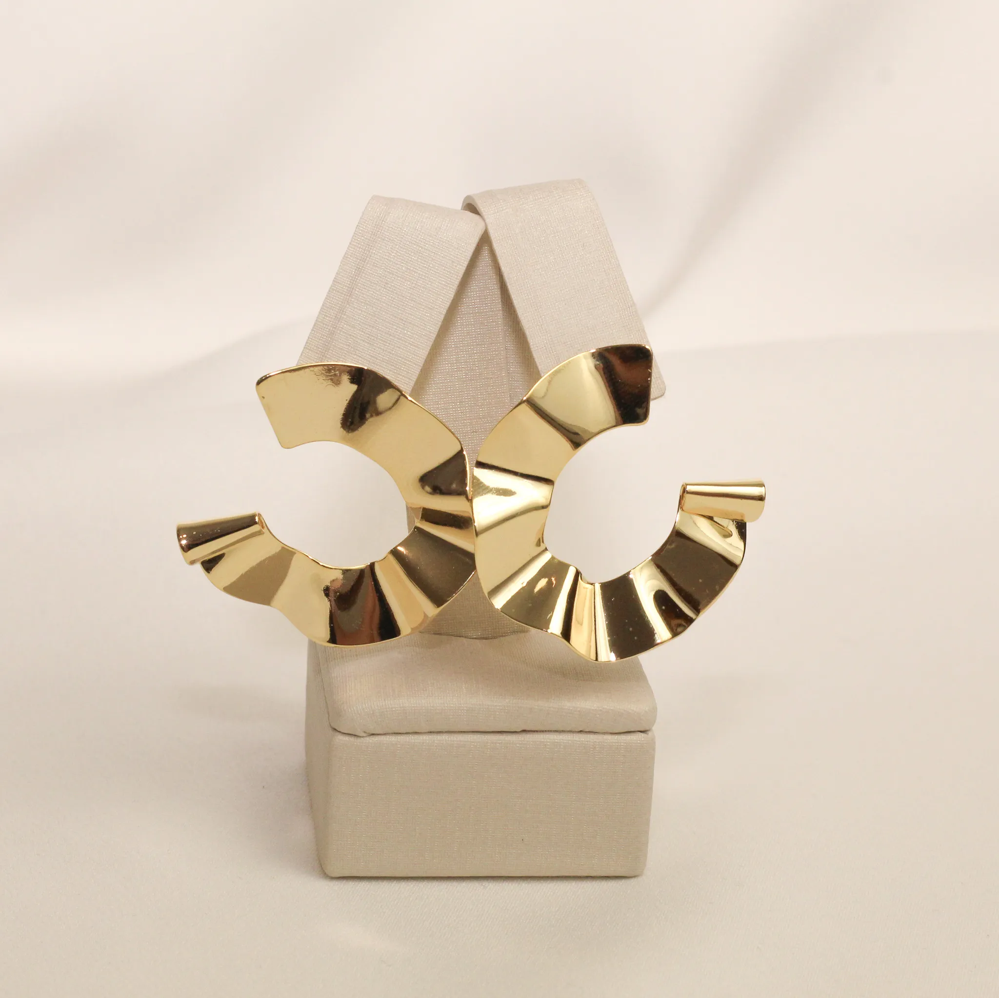 BRINCO ARGOLA TRABALHADA BANHO OURO 18K