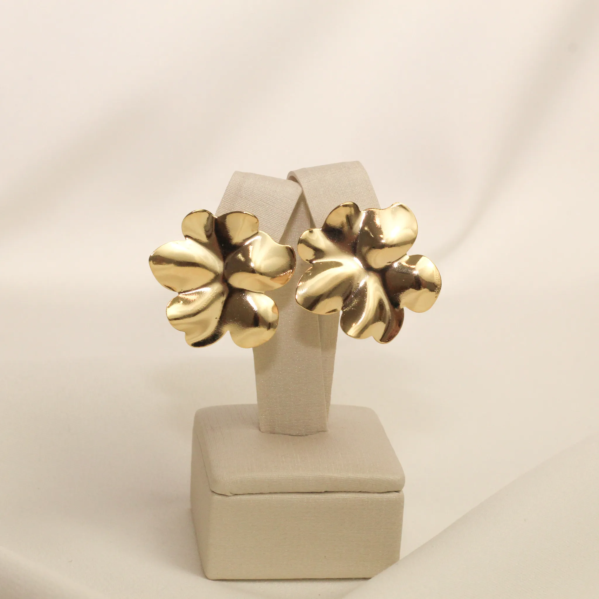BRINCO FLOR BANHO OURO 18K