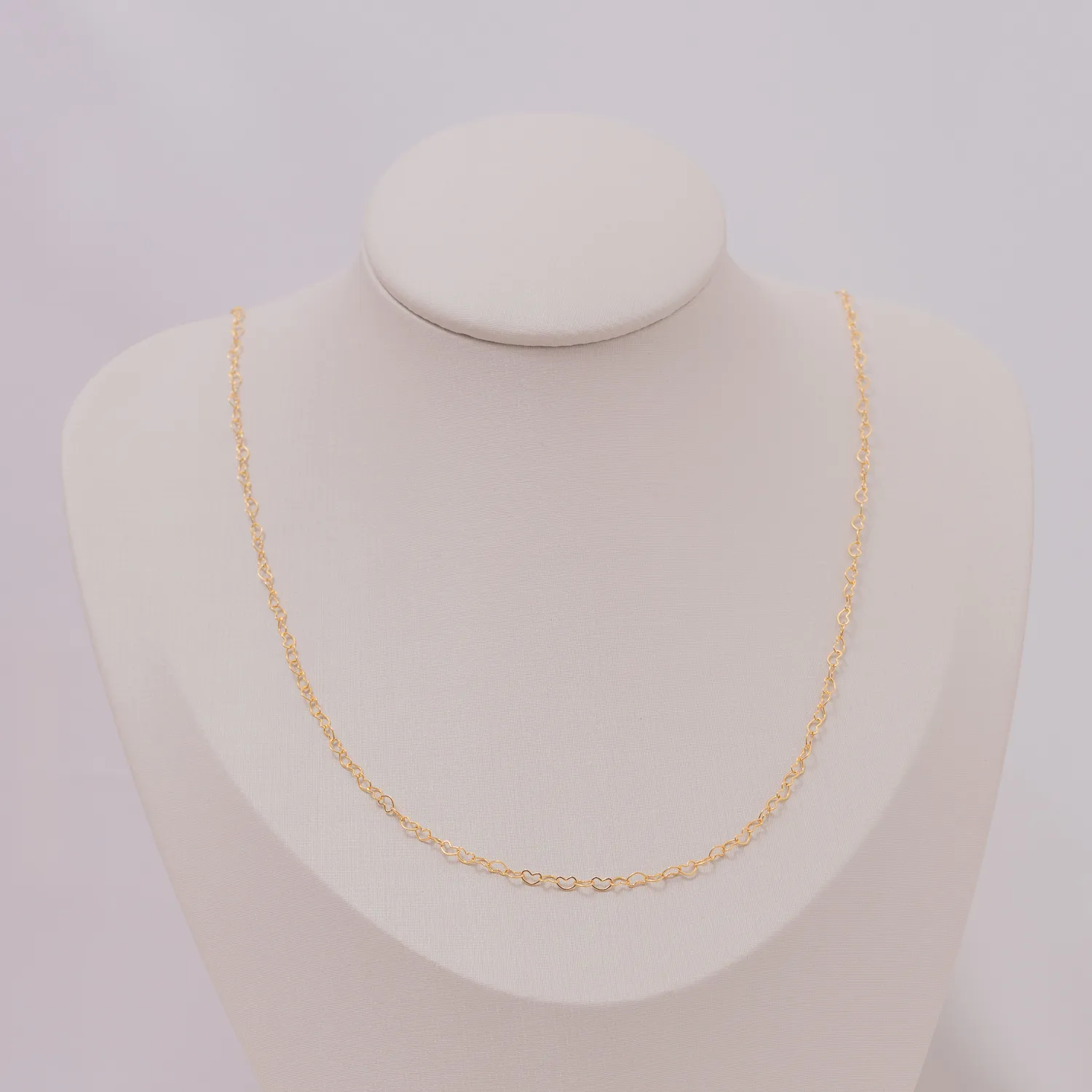 COLAR LONGO CORAÇÃO VAZADO BANHO OURO 18K