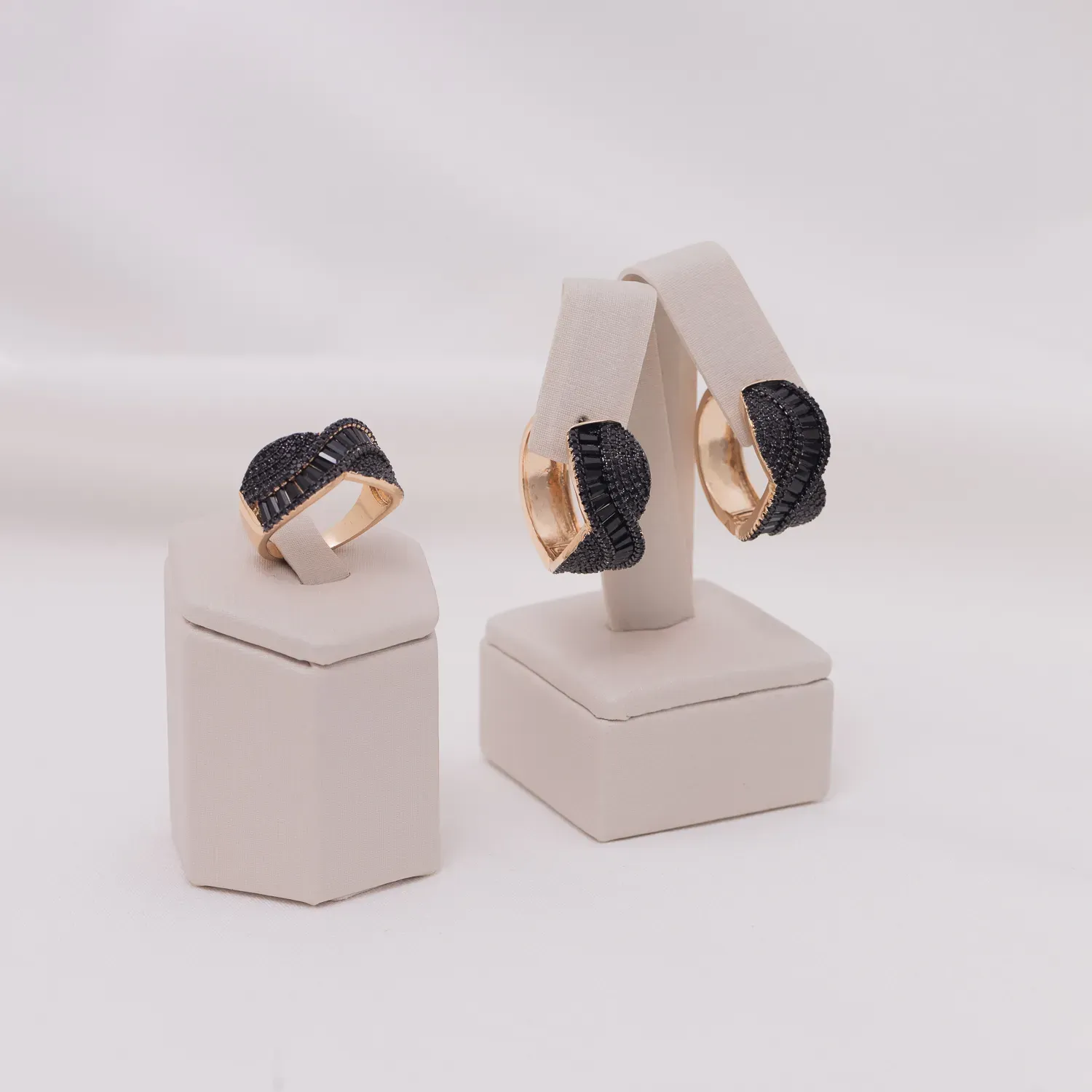 CONJUNTO ANEL E BRINCO COM ZIRCÔNIAS CRAVEJADAS BANHO OURO 18K