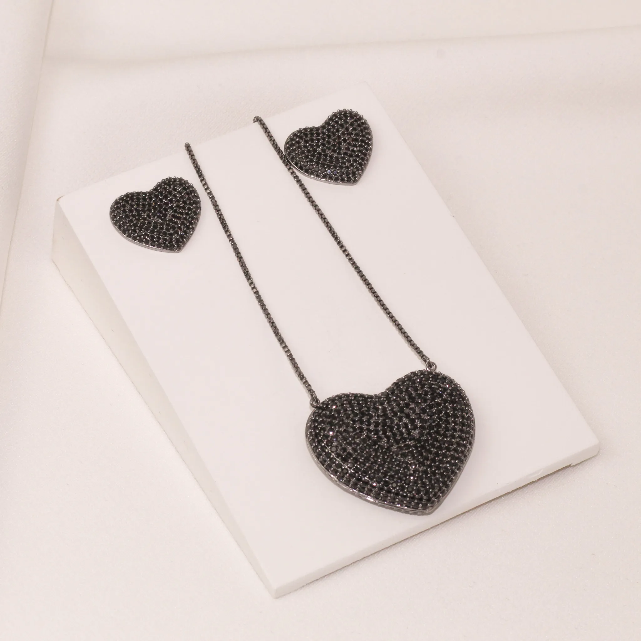 CONJUNTO CORAÇÃO CRAVEJADO ZIRCÔNIA BANHO RÓDIO NEGRO