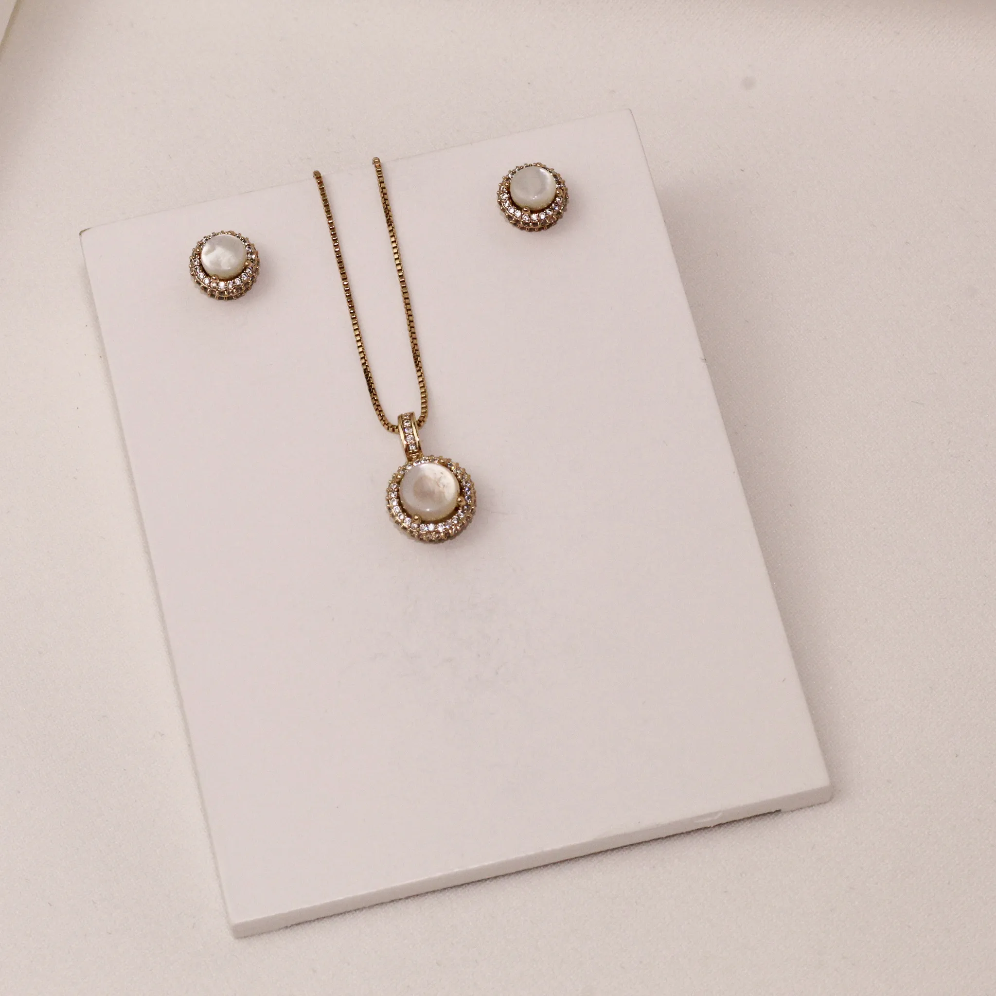 CONJUNTO MADRE PÉROLA BANHO OURO 18K