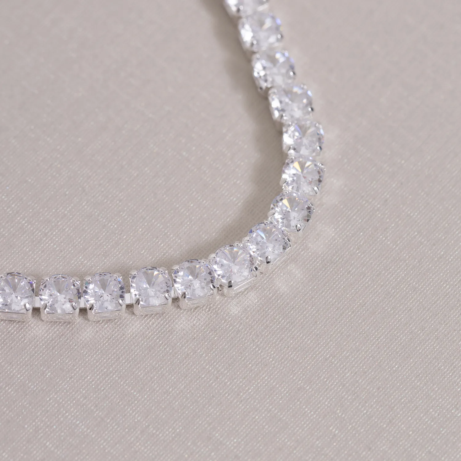 PULSEIRA RIVIERA COM ZIRCÔNIAS QUADRADAS CRISTAIS BANHO PRATA