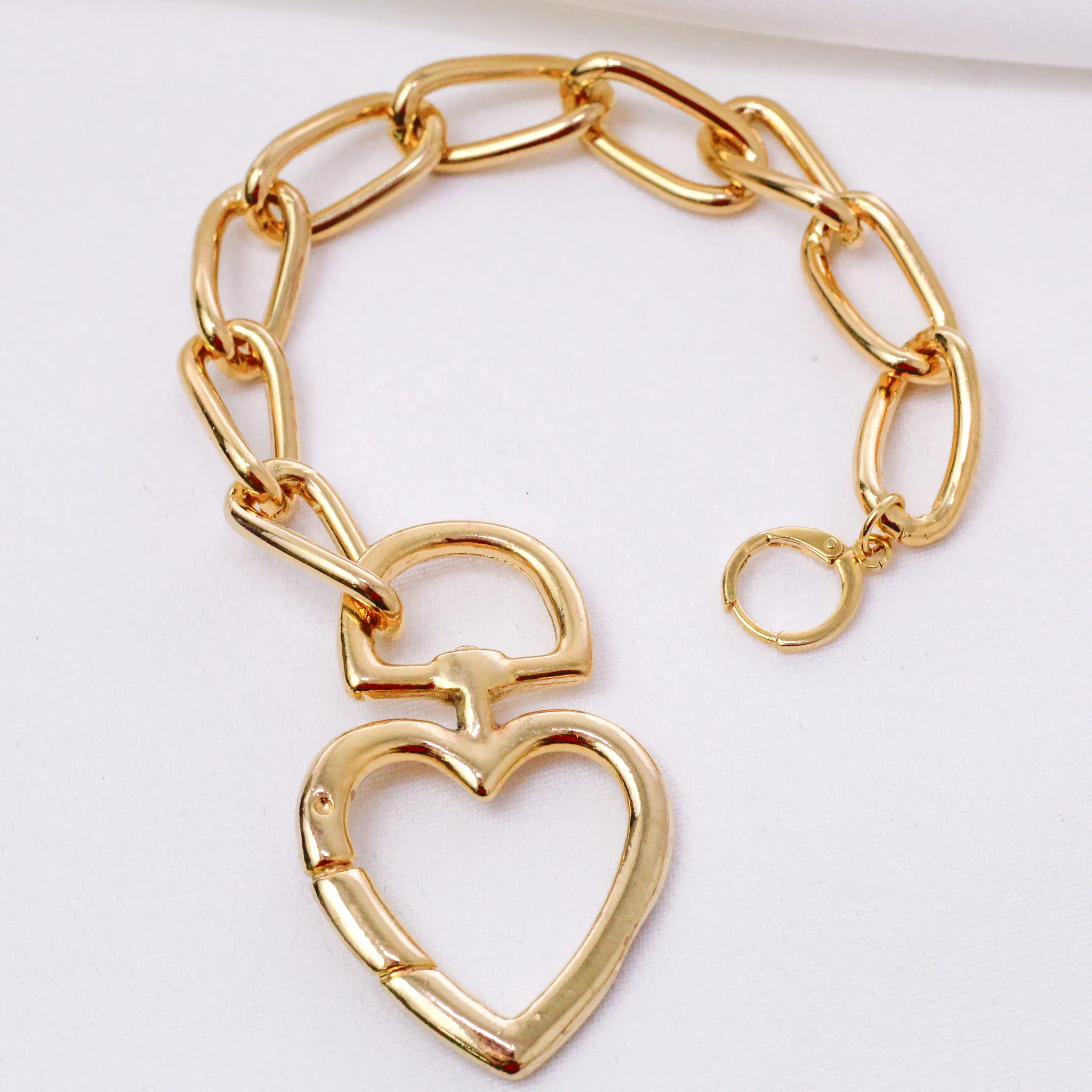 PULSEIRA CORRENTE COM FECHO CORAÇÃO BANHO OURO 18K