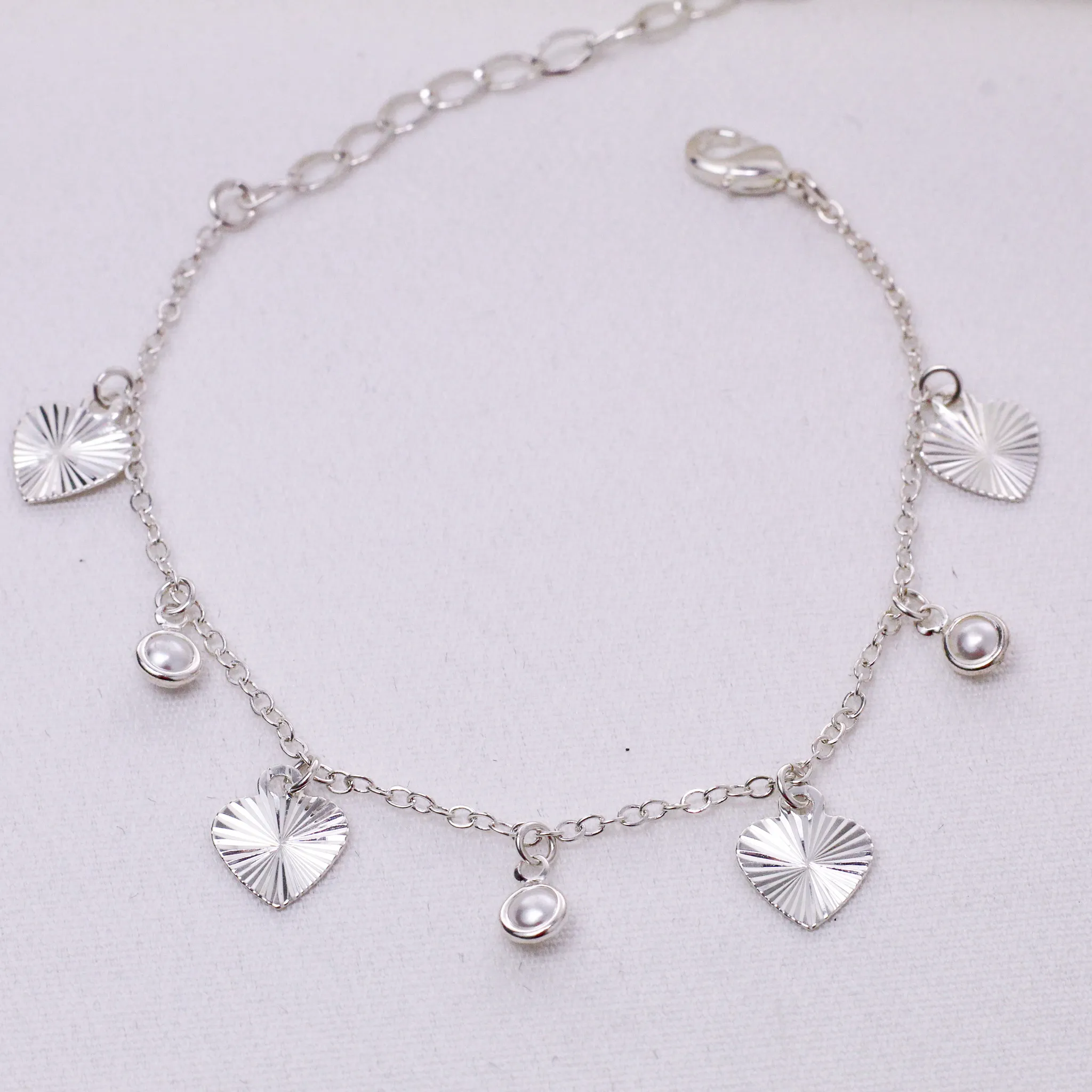 PULSEIRA CORAÇÃO TRABALHADO COM PÉROLAS BANHO PRATA