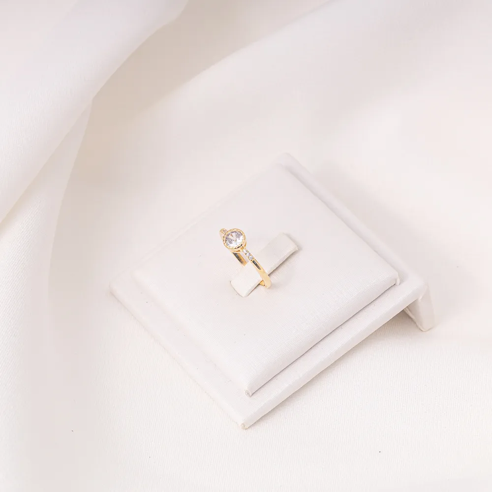 ANEL ESTILO SOLITÁRIO COM ZIRCÔNIA CRAVEJADAS BANHO OURO 18K