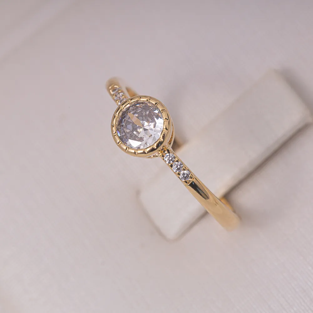 ANEL ESTILO SOLITÁRIO COM ZIRCÔNIA CRAVEJADAS BANHO OURO 18K