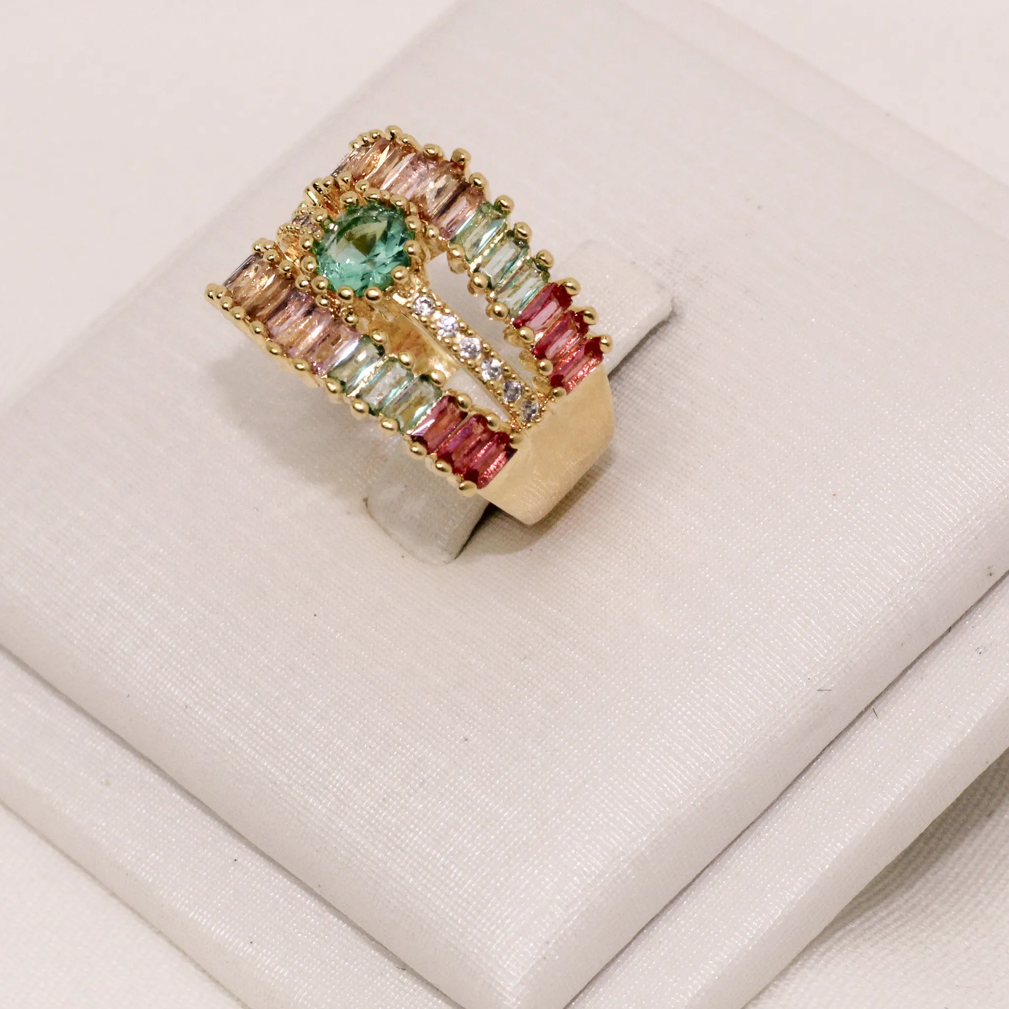 ANEL TRIPLO CRAVEJADO COM ZIRCÔNIAS COLORIDAS BANHO OURO 18K