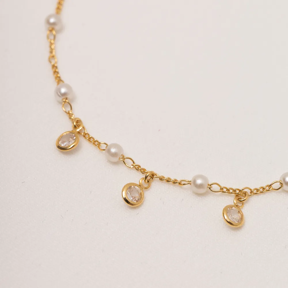 TORNOZELEIRA PERÓLA COM ZIRCÔNIAS PENDURADAS BANHO OURO 18K