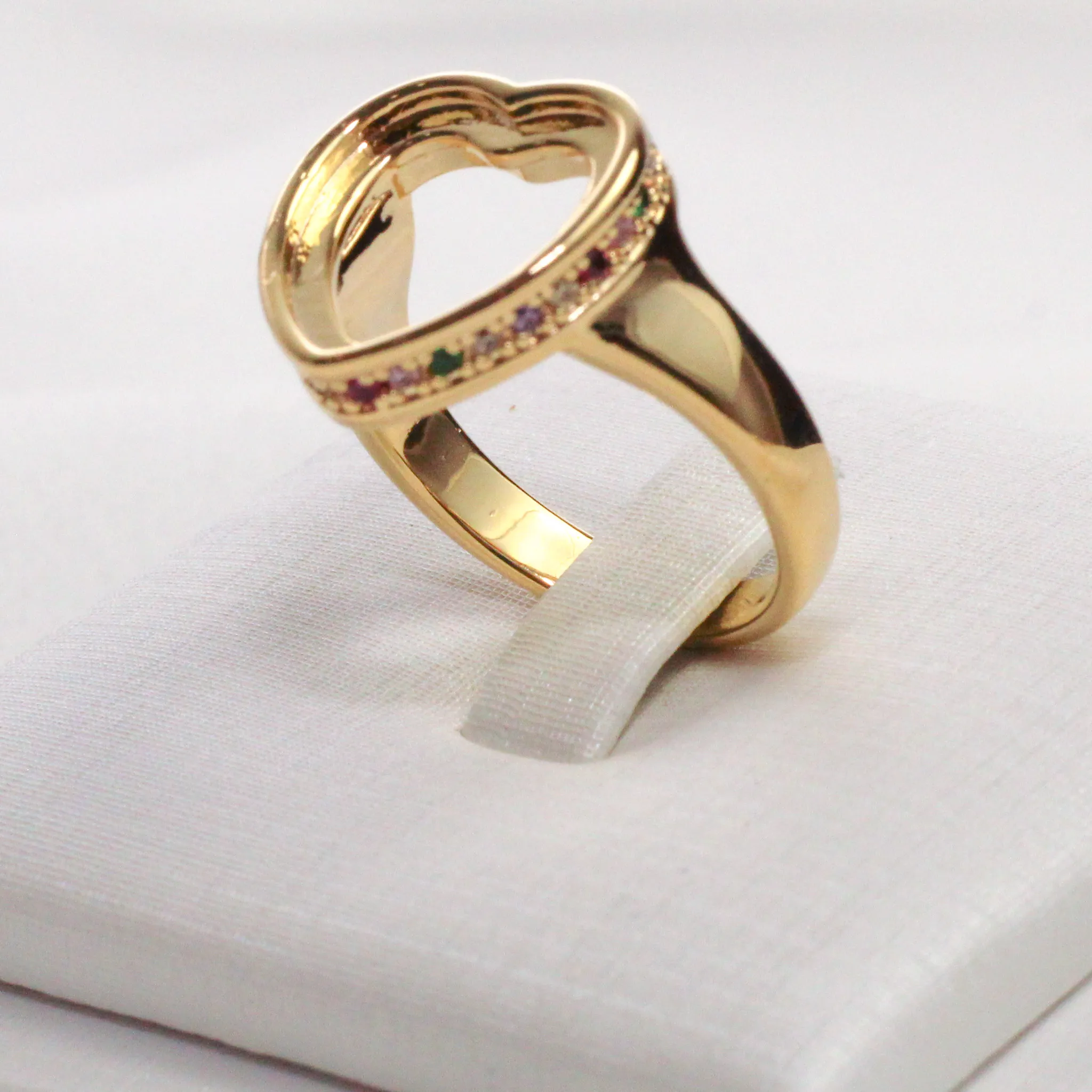 ANEL CORAÇÃO VAZADO COM ZIRCÔNIA COLORIDA BANHO OURO 18K