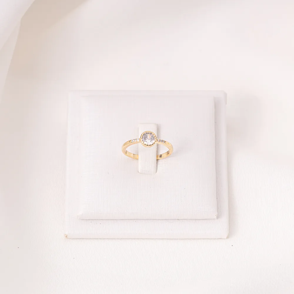 ANEL ESTILO SOLITÁRIO COM ZIRCÔNIA CRAVEJADAS BANHO OURO 18K