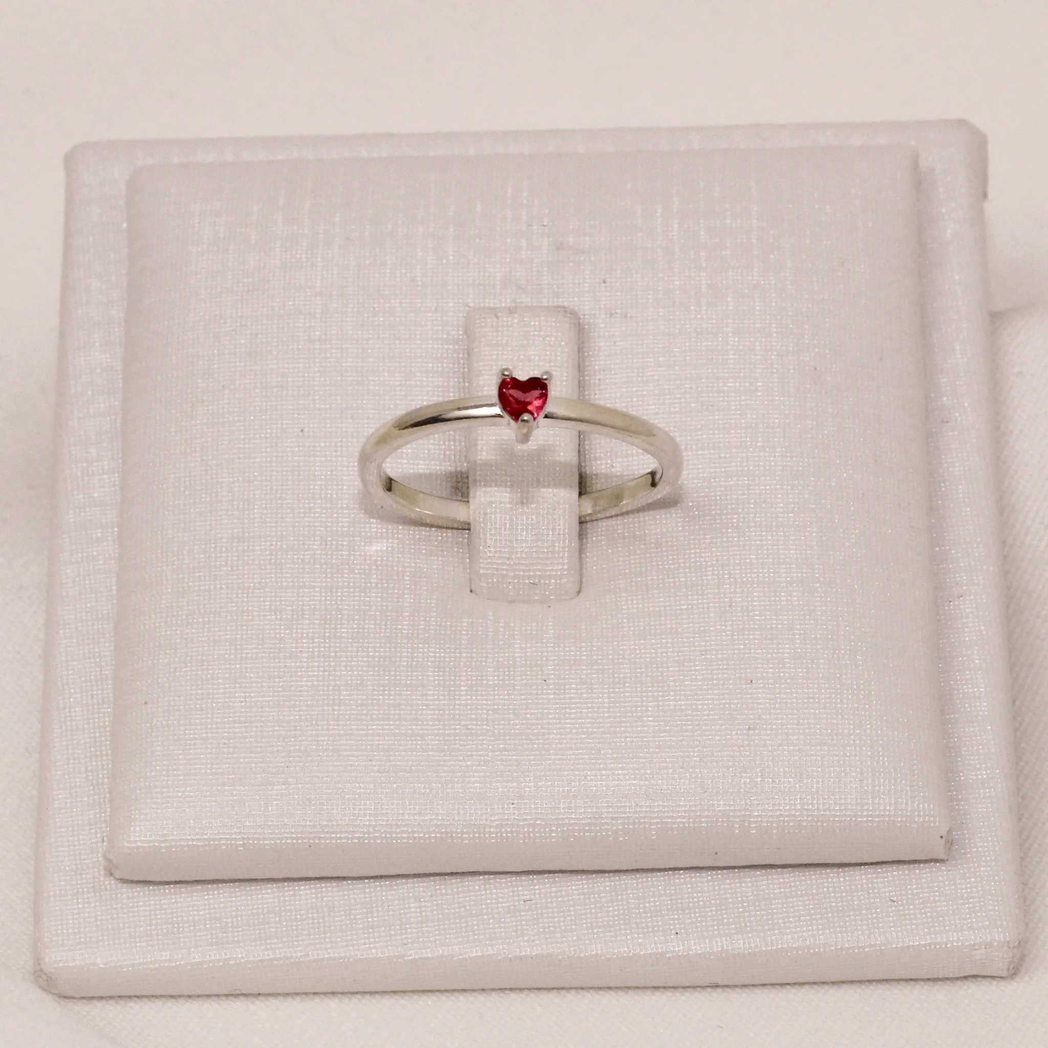ANEL SOLITÁRIO ZIRCÔNIA CORAÇÃO ROSA BANHO PRATA