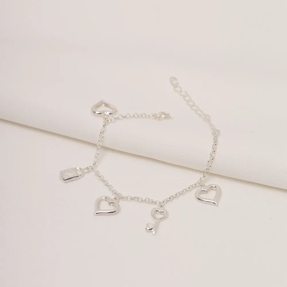 PULSEIRA COM PINGENTE CORAÇÃO CHAVE CADEADO BANHO PRATA