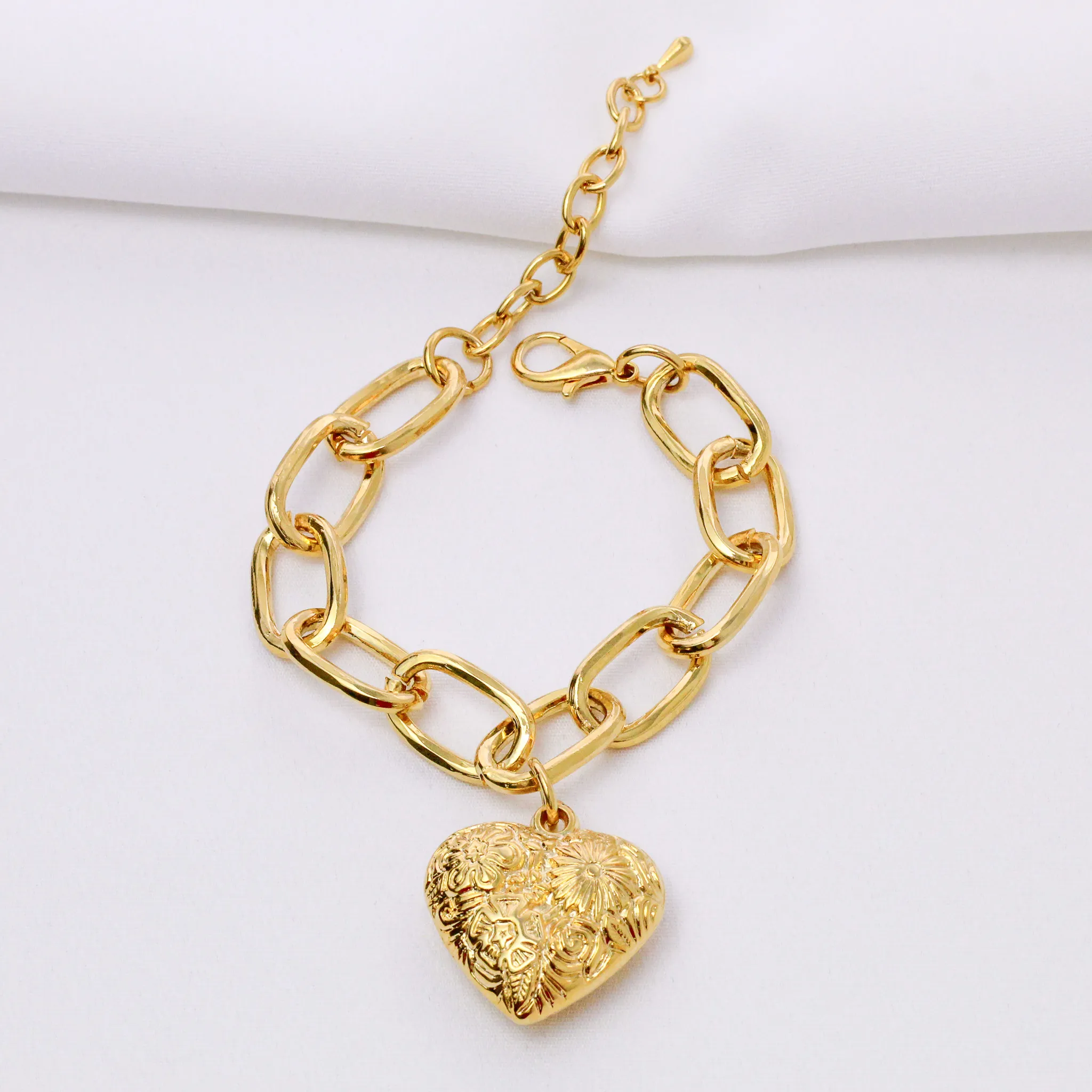 PULSEIRA GRANDE COM PINGENTE CORAÇÃO TRABALHADO BANHO OURO 18K