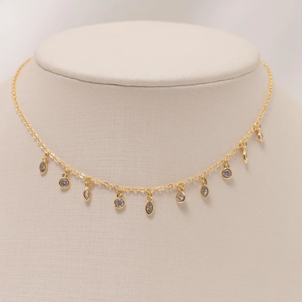 CHOKER ZIRCÔNIAS PENDURADAS BANHO OURO 18K