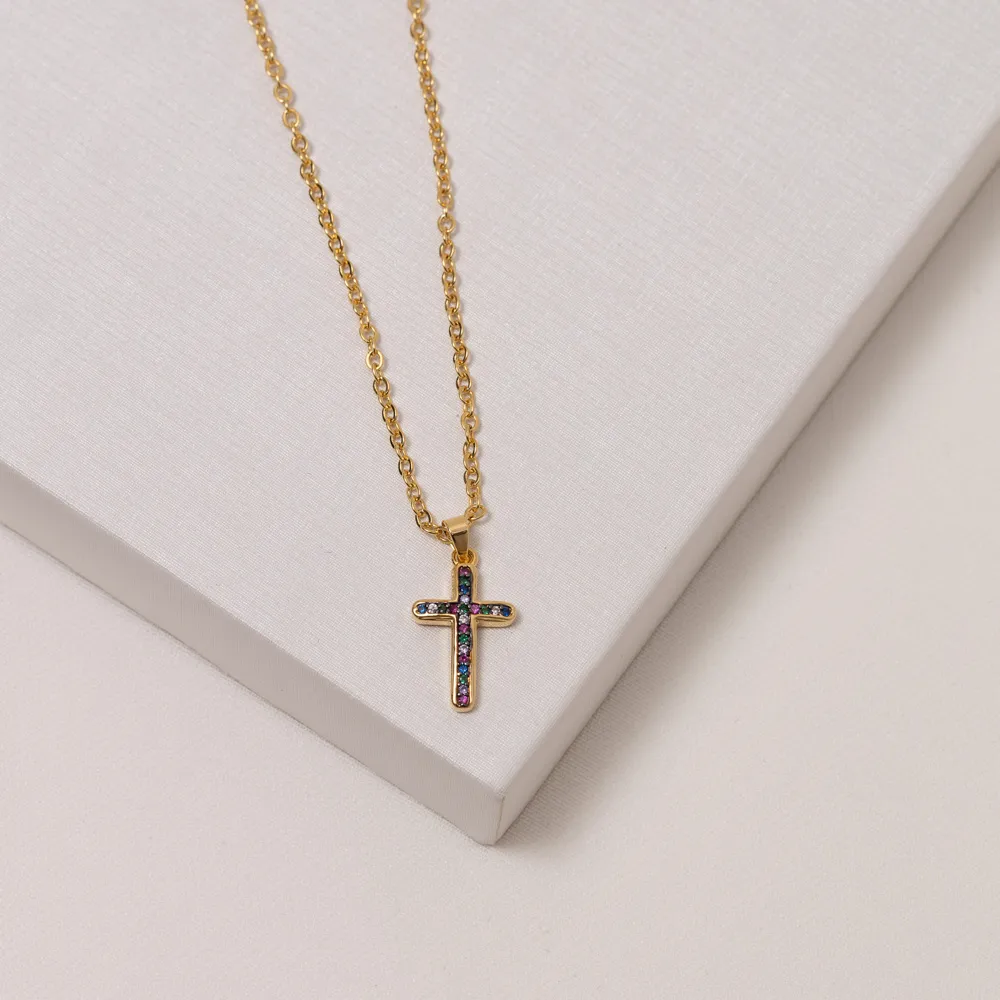 COLAR CRUZ PEQUENA COM ZIRCÔNIA COLORIDA BANHO OURO 18K