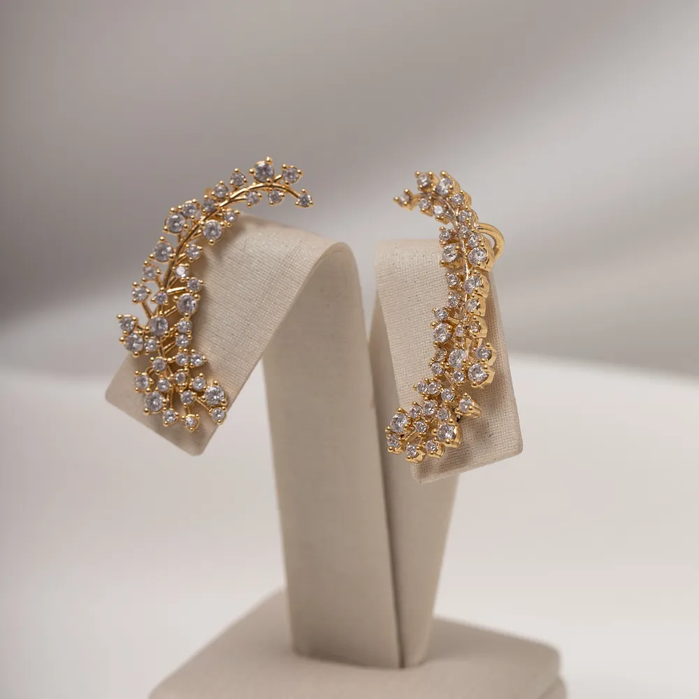 BRINCO EAR CUFF RAMOS COM ZIRCÔNIAS CRISTAIS BANHO OURO 18K