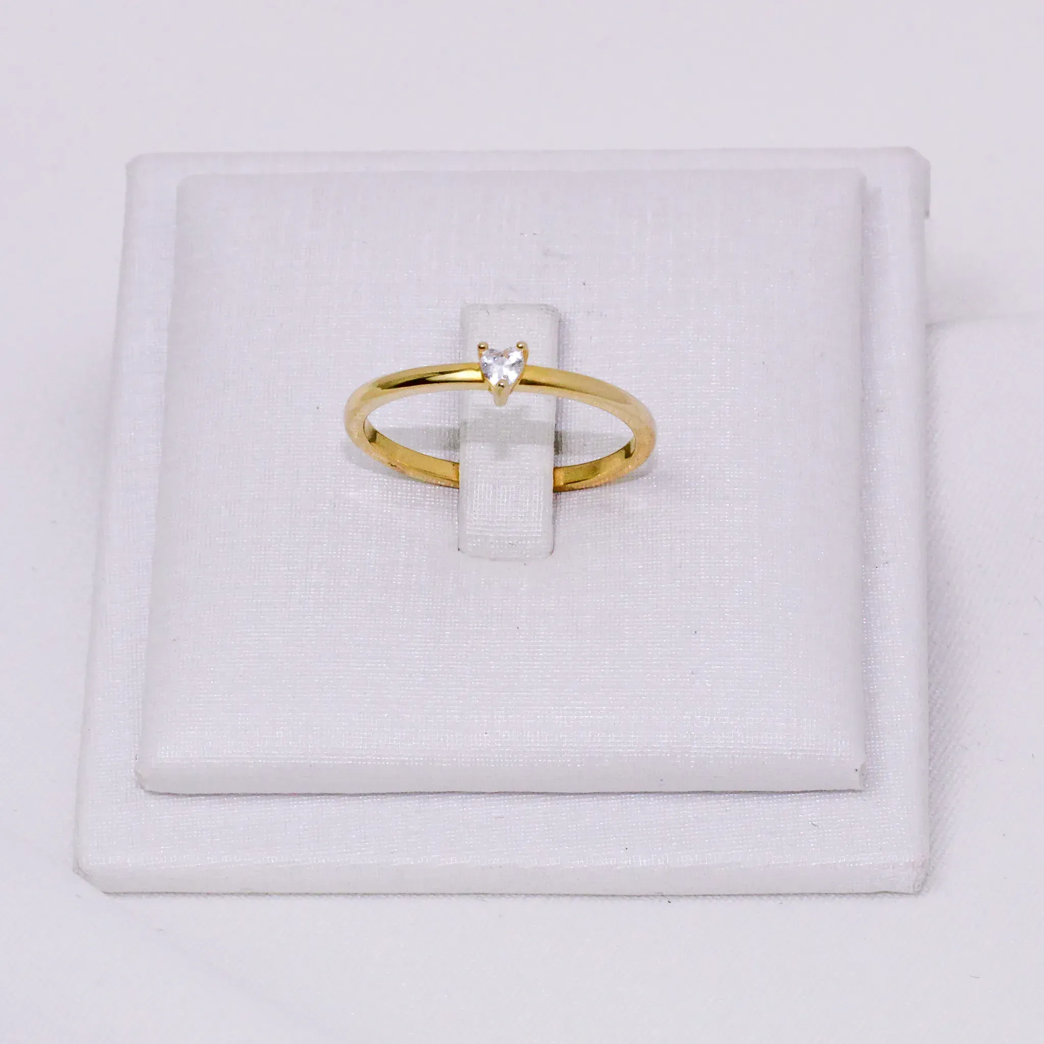 ANEL SOLITÁRIO ZIRCÔNIA CORAÇÃO CRISTAL BANHO OURO 18K