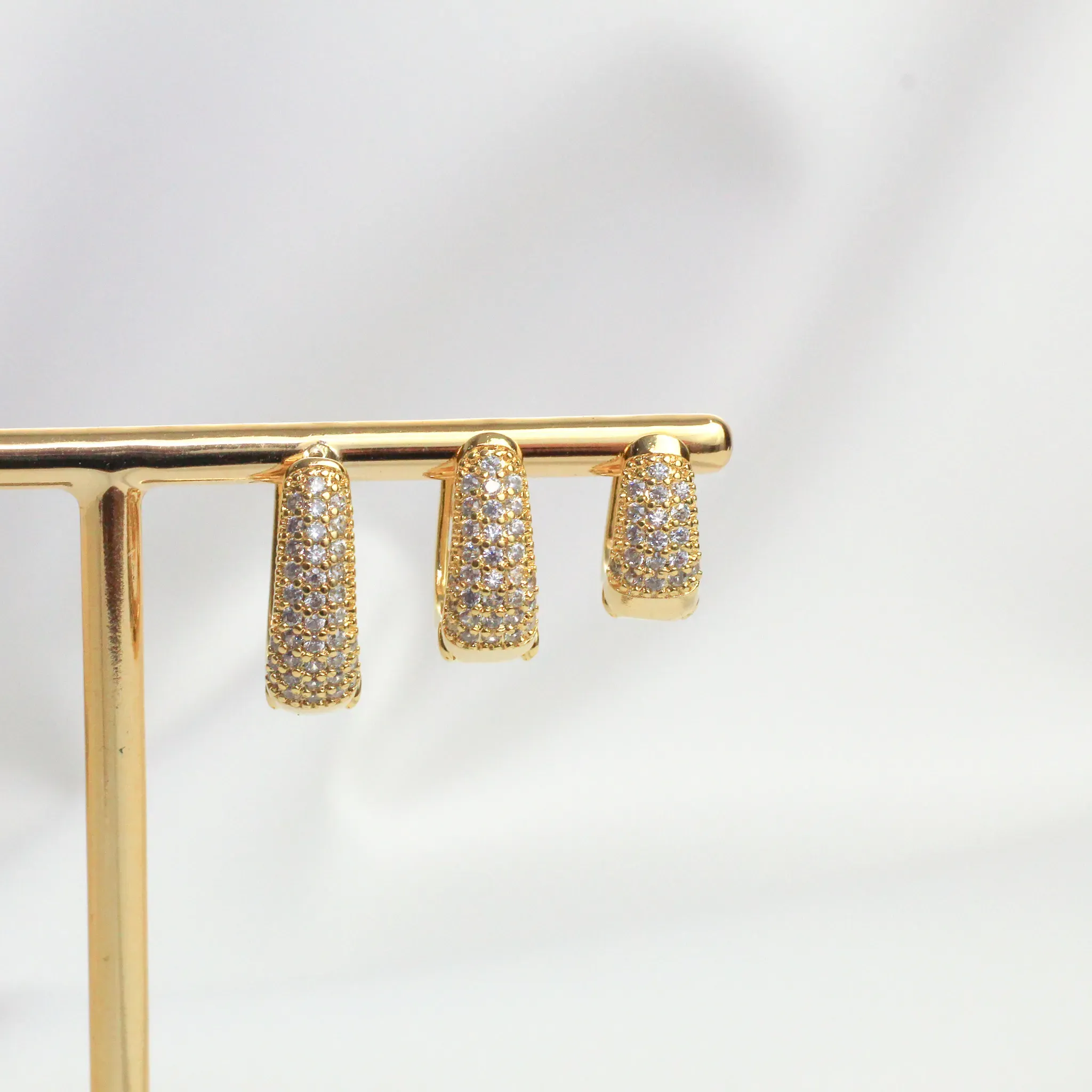 BRINCO ARGOLA OVAL ZIRCÔNIA CRISTAL TRIO G BANHO OURO 18K