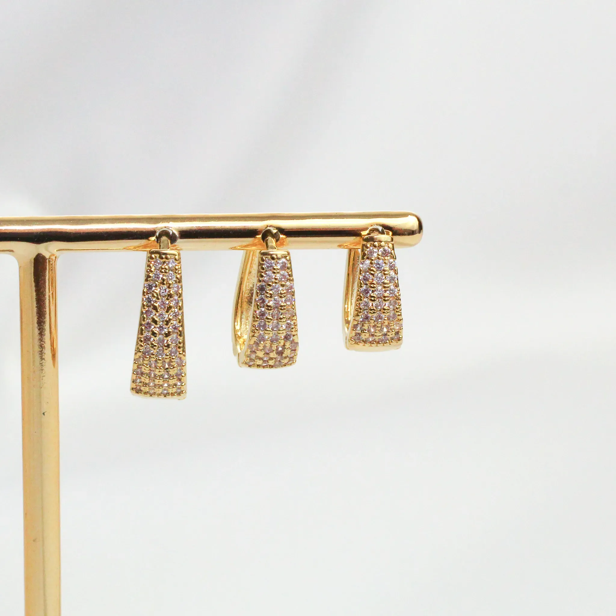 BRINCO ARGOLA OVAL ZIRCÔNIA CRISTAL TRIO P BANHO OURO 18K