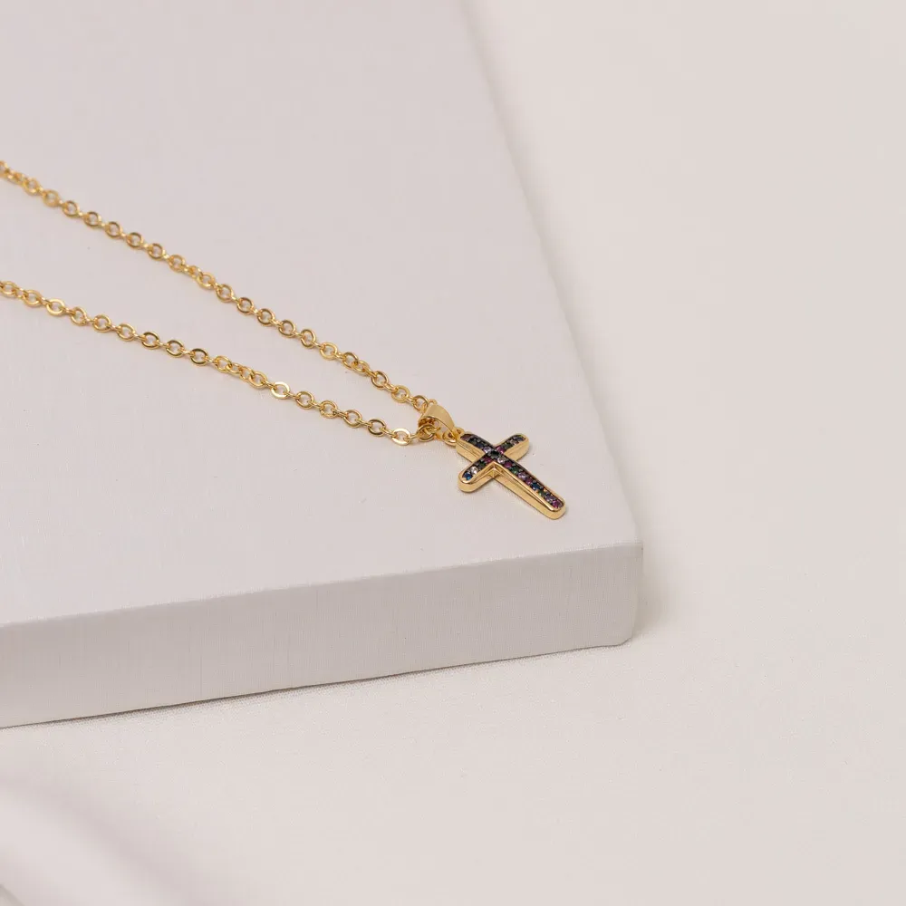 COLAR CRUZ PEQUENA COM ZIRCÔNIA COLORIDA BANHO OURO 18K