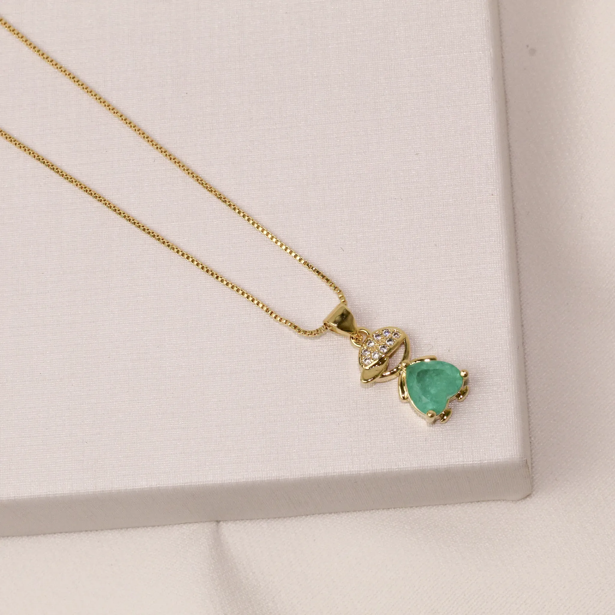 COLAR FILHO MENINA PEDRA VERDE BANHO OURO 18K