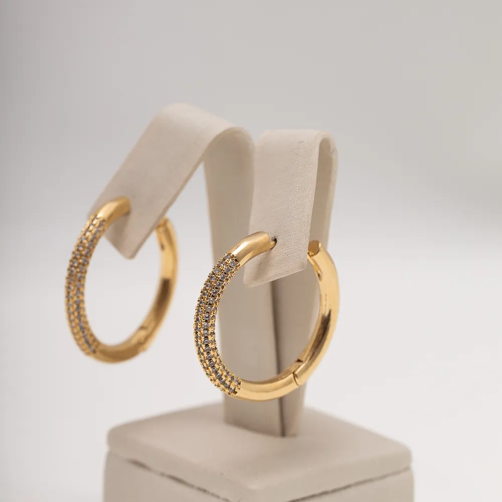 BRINCO ARGOLA COM ZIRCÔNIAS CRISTAL BANHO OURO 18K