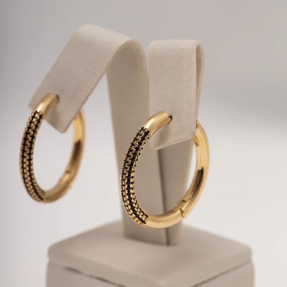 BRINCO ARGOLA COM ZIRCÔNIAS NEGRAS BANHO OURO 18K