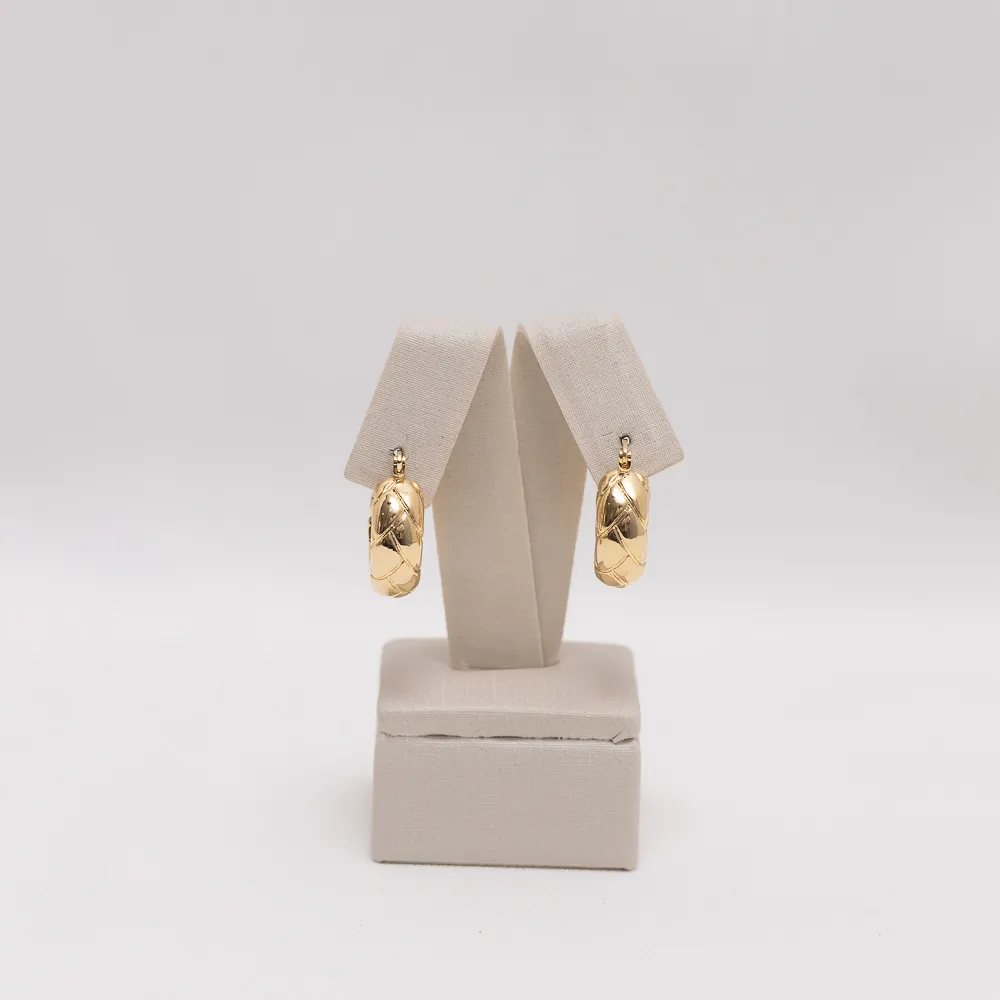 BRINCO ARGOLA TRABALHADA BANHO OURO 18K