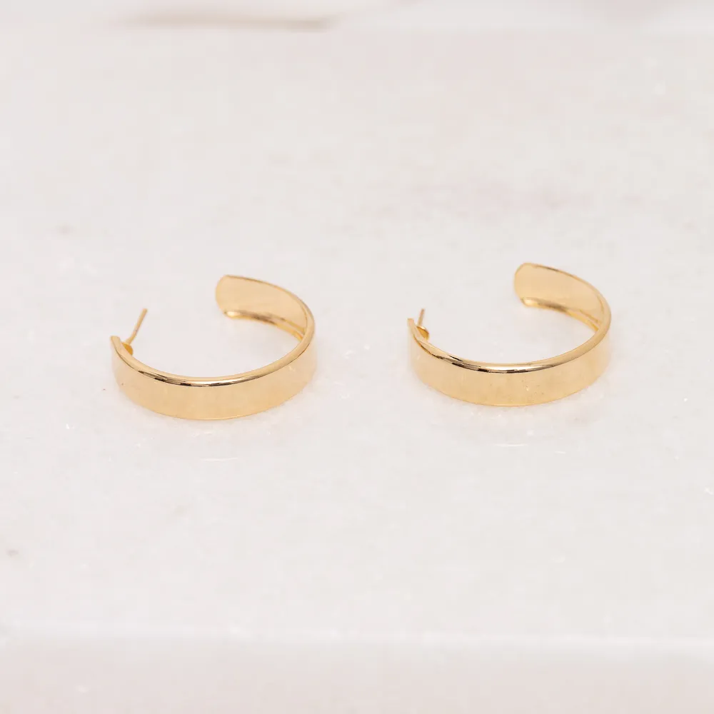 BRINCO ARGOLA LARGA BANHO OURO 18K
