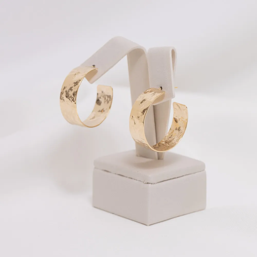 BRICNO ARGOLA LARGA TRABALHADA BANHO OURO 18K