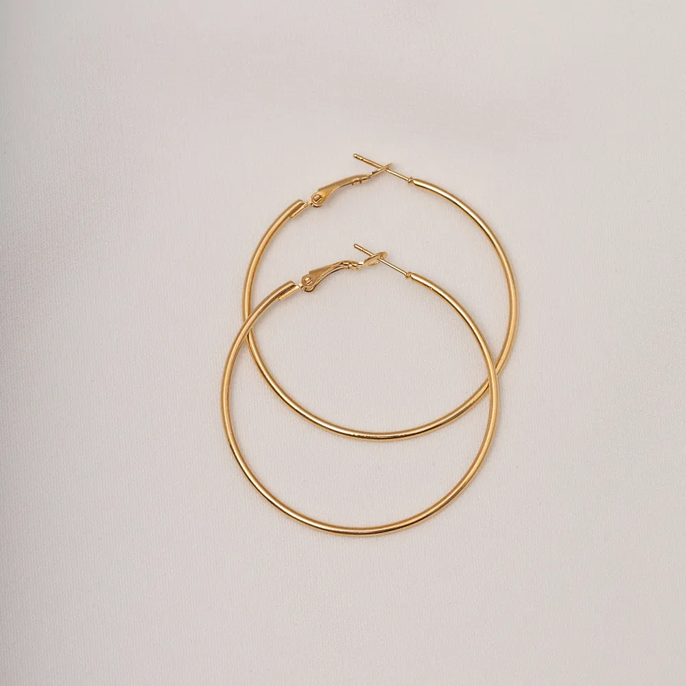 BRINCO ARGOLA LISA M BANHO OURO 18K