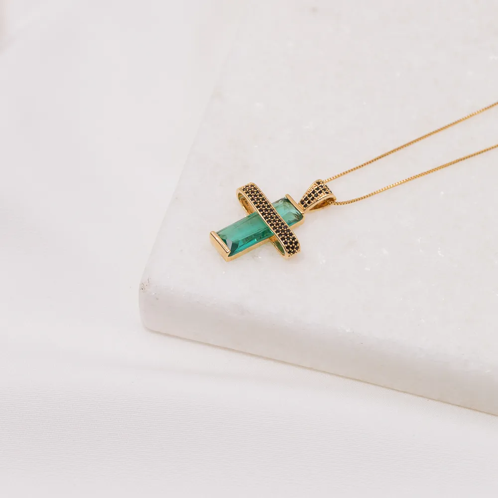 COLAR CRUZ COM ZIRCÔNIA VERDE BANHO OURO 18K