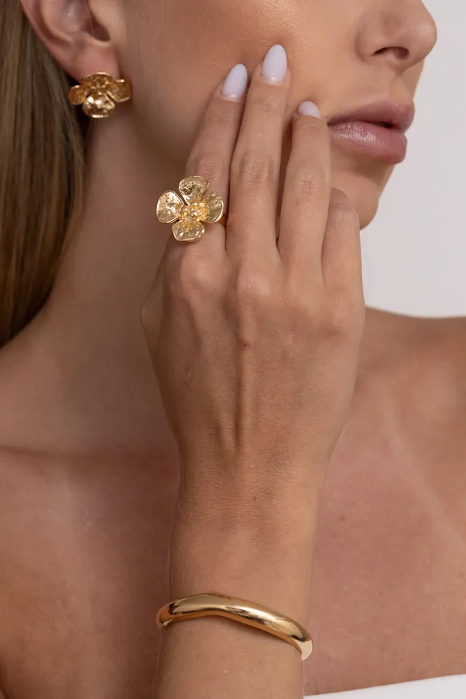 CONJUNTO FLOR BRINCO E ANEL REGULÁVEL BANHO OURO 18K