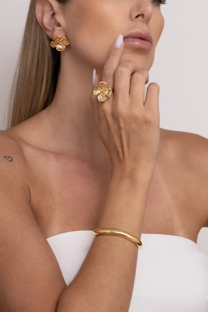 CONJUNTO FLOR BRINCO E ANEL REGULÁVEL BANHO OURO 18K