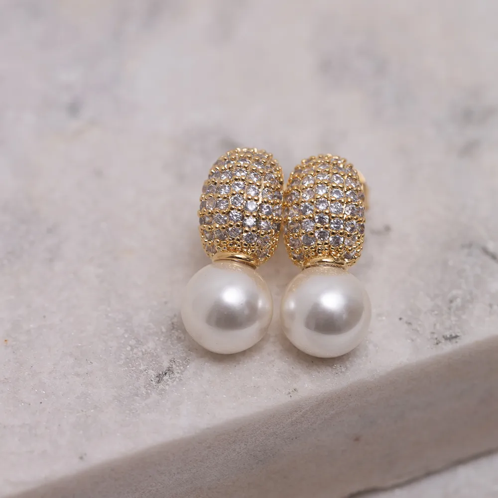 BRINCO MEIA ARGOLA EM ZIRCÔNIA COM PÉROLA BANHO OURO 18K
