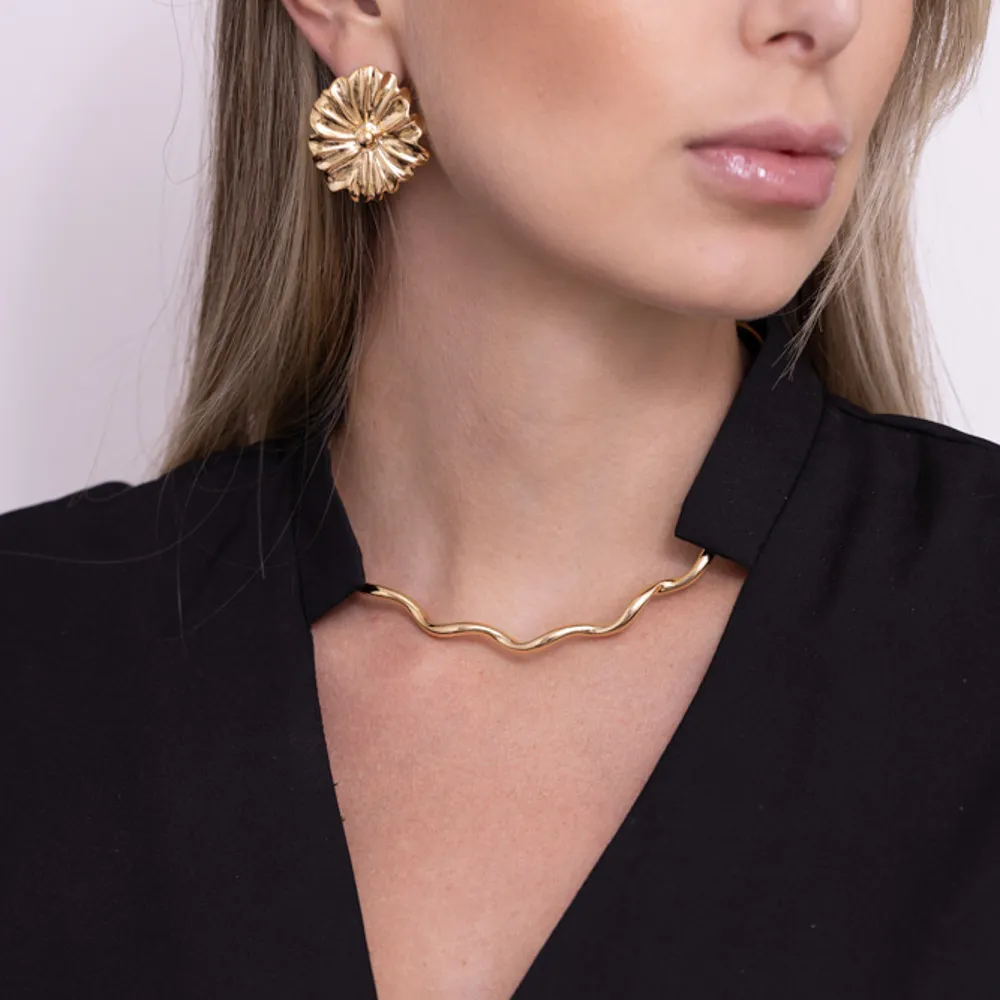 BRINCO FLOR LUXO LISA BANHO OURO 18K