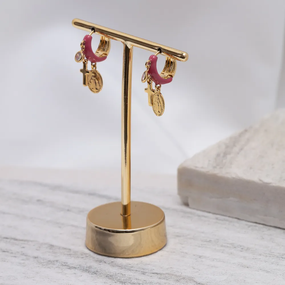 BRINCO ARGOLINHA RESINA PINK COM PINGENTE RELIGIOSO BANHO OURO 18K