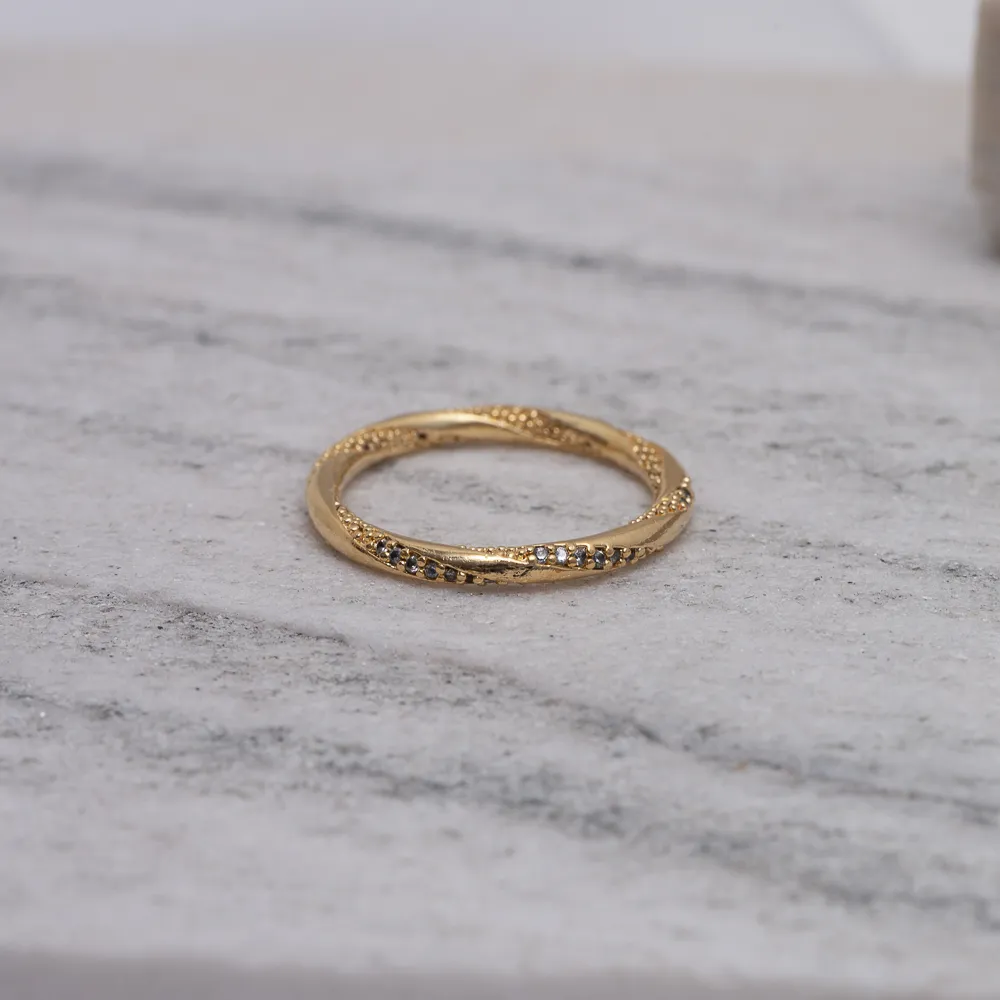 ANEL TORCIDO ZIRCÔNIA CRISTAL BANHO OURO 18K