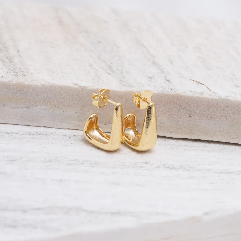BRINCO ARGOLA SEMI ABERTA QUADRADA BANHO OURO 18K